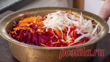 Сегодня готовим легендарную кремлёвскую хряпу!
Говорят, что этот салат обожал сам Леонид Ильич, и неудивительно — сочетание простых овощей и ароматного маринада превращает его в настоящую витаминную бомбу.
Ингредиенты:
Капуста — 1/2 кочана
Свекла — 1 шт
Морковь — 2 шт
Лук — 1 шт
Острый перец — по вкусу
Уксус 9% — 1/4 стакана
Соль — 0,5 ст. л.
Сахар — 3 ст. л.
Растительное масло — 1/3 стакана
Лавровый лист — 1 шт
Чеснок — 1 зубчик
Вода — 1,5 стакана
Приготовление:
Шинкуем к...