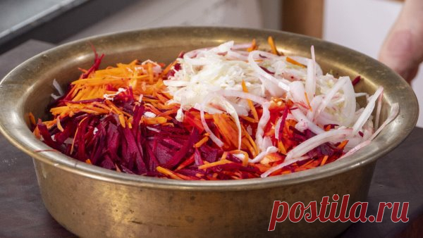 Сегодня готовим легендарную кремлёвскую хряпу!
Говорят, что этот салат обожал сам Леонид Ильич, и неудивительно — сочетание простых овощей и ароматного маринада превращает его в настоящую витаминную бомбу.
Ингредиенты:
Капуста — 1/2 кочана
Свекла — 1 шт
Морковь — 2 шт
Лук — 1 шт
Острый перец — по вкусу
Уксус 9% — 1/4 стакана
Соль — 0,5 ст. л.
Сахар — 3 ст. л.
Растительное масло — 1/3 стакана
Лавровый лист — 1 шт
Чеснок — 1 зубчик
Вода — 1,5 стакана
Приготовление:
Шинкуем к...