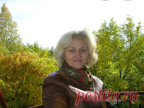 А скажу я годам: "Ну и пусть
Промелькнуло, умчалось   лето!"
Улыбнусь и запрячу  грусть,
Буду в осени ждать ответа.
Научусь принимать жизнь такой. 
Закружил  листопад осенний...
Ты окно моё  приоткрой, Осень,
Светлых деньков подбрось мне!
