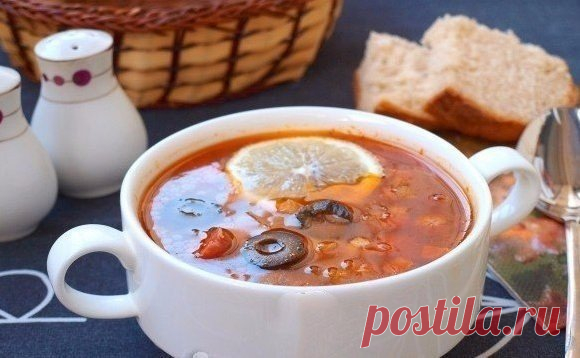 Солянка мясная

Мужчинам не устоять!

Ингредиенты:

Свинина мякоть - 300 г 
Колбаса варено-копчёная - 150 г 
Колбаса сырокопчёная - 100 г 
Колбаски баварские - 150 г 
Лук репчатый - 1 шт. 
Огурцы солёные - 1-2 шт. 
Томатная паста - 1 ст.л. 
Вода - 2 л 
Лавровый лист - 2 шт. 
Перец - по вкусу 
Соль - по вкусу 
Маслины - 10 шт. 
Рассол из маслин - 100 мл 
Лимон - для подачи

Приготовление:

Солянка относится к традиционным русским супам, имеющим кисло-солёный вкус и густую к...