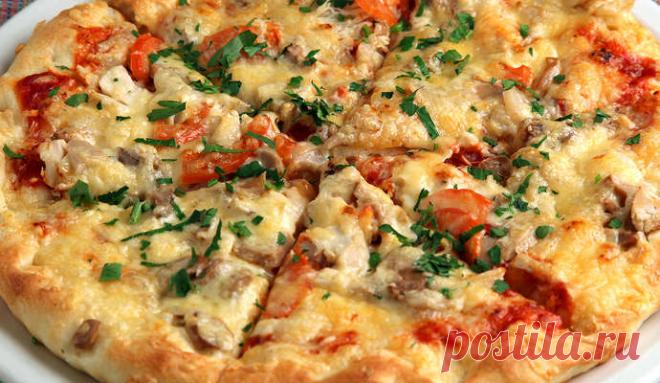 Домашняя пицца с грибами и курицей