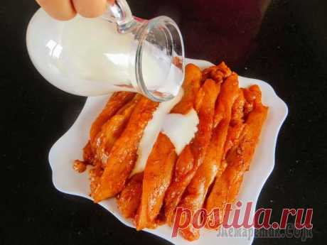 Я нарезаю полосками курицу и мариную в кефире и специях / Очень вкусные куриные шашлычки Обязательно сделайте все по рецепту и вы просто обалдеете! Сочно, ярко, ароматно и это все - куриные шашлычки на сковороде. Маринад делает свое дело, готовьте с удовольствием!   Филе грудки (у меня дв...