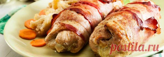 Запеченное куриное филе в беконе • Рецепт Вкусное и нежное запеченное в духовке куриное филе в беконе. Сочетание курицы и бекона очень удачное, бекон придаст мясному блюду сочность и особый аромат.