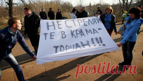 Военные оттеснили митингующих с территории аэродрома в Краматорске | РИА Новости