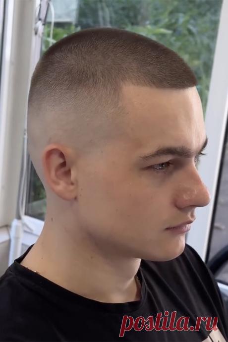 Модные мужские стрижки 2026: Buzz cut (ежик)
Минималистичная стрижка в стиле милитари не выходит из моды уже несколько лет из-за своей универсальности и простоты. Она идеально подойдет тем, кто не хочет тратить время на укладку. Кроме того, такая стрижка может визуально скорректировать залысины.
