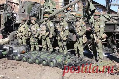 Минобороны показало видео захвата у националистов поставленного Западом оружия. Министерство обороны России опубликовало кадры захвата российскими воздушно-десантных войсками опорного пункта националистов и иностранных наемников в районе населенного пункта Гута-Межигорская. Российские военнослужащие изъяли ряд образцов вооружения, поставленных Западом на Украину.