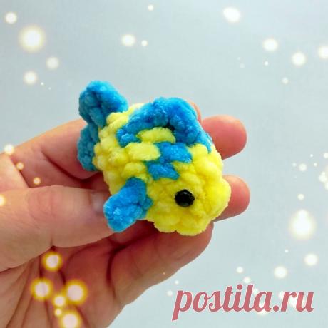 PDF Рыбка крючком. FREE crochet pattern; Аmigurumi toy patterns. Амигуруми схемы и описания на русском. Вязаные игрушки и поделки своими руками #amimore - плюшевая рыба, маленькая рыбка из плюшевой пряжи.