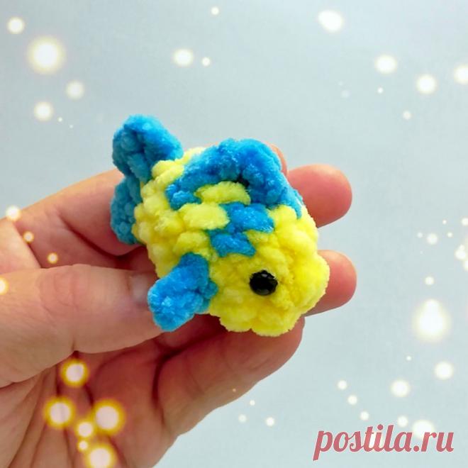 PDF Рыбка крючком. FREE crochet pattern; Аmigurumi toy patterns. Амигуруми схемы и описания на русском. Вязаные игрушки и поделки своими руками #amimore - плюшевая рыба, маленькая рыбка из плюшевой пряжи.