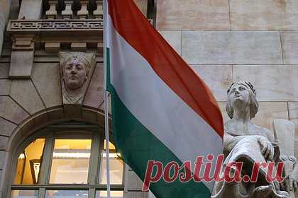 В ЕС задумали саботировать экономику Венгрии из-за помощи Украине. Европейский союз может саботировать экономику Венгрии, если она не снимет вето с помощи Украине на саммите в Брюсселе 1 февраля. В публикации газеты Financial Times, которая ссылается на документ ЕС, отмечается, что Брюссель изложил стратегию, направленную против «экономических слабостей» Венгрии.