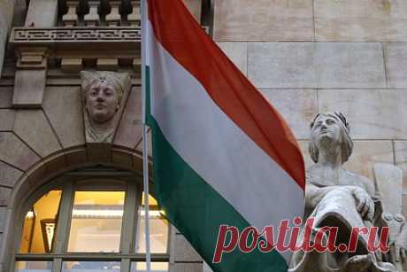 В ЕС задумали саботировать экономику Венгрии из-за помощи Украине. Европейский союз может саботировать экономику Венгрии, если она не снимет вето с помощи Украине на саммите в Брюсселе 1 февраля. В публикации газеты Financial Times, которая ссылается на документ ЕС, отмечается, что Брюссель изложил стратегию, направленную против «экономических слабостей» Венгрии.