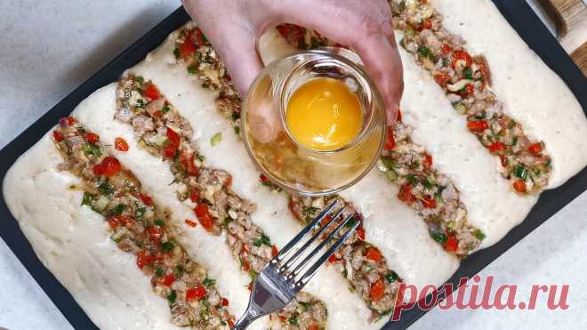 Просто смешала тесто ложкой и растянула по противню, а начинки меняю по вкусу. 