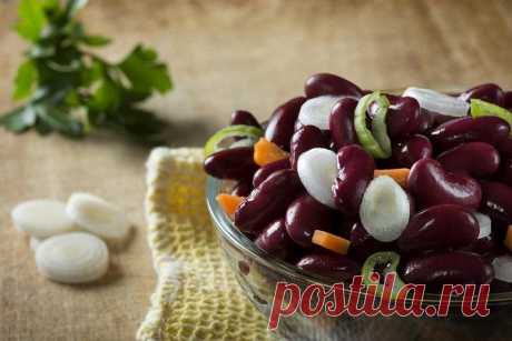 20 вкусных салатов с красной фасолью для всей семьи Неожиданно нагрянули гости? Подай на стол аппетитный салат с красной фасолью! Он не только простой в приготовлении, но и очень полезный. Рассказываем 20 лучших рецептов!