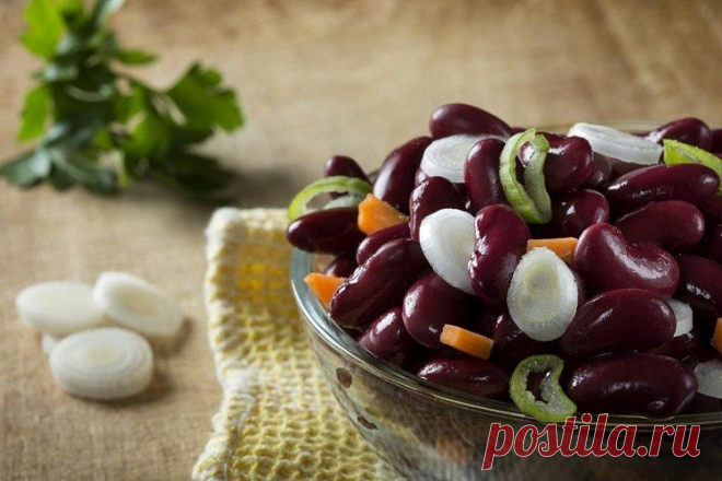 20 вкусных салатов с красной фасолью для всей семьи Неожиданно нагрянули гости? Подай на стол аппетитный салат с красной фасолью! Он не только простой в приготовлении, но и очень полезный. Рассказываем 20 лучших рецептов!