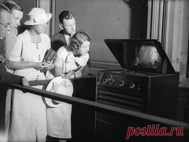 Люди впервые смотрят телевизор на вокзале Ватерлоо.
Лондон ,1936 г.