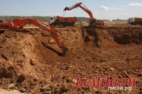 Рытьё котлована экскаваторами.
