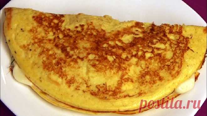 Мой овсяноблин на завтрак можно есть губами, настолько он мягкий и нежный и все благодаря лишь одном Потребуется:3 ст ложки геркулеса3 ст ложки молока2 яйца (или одно крупное)Соль по вкусу1 ст ложка творога ( у меня 9%)½ чайной ложки сливочного масла для смазывания сковородыНачинка может быть любая, что вам больше нравится или что есть в холодильнике