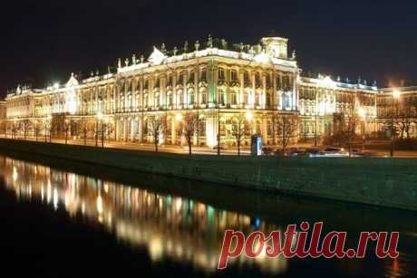 Зимний дворец в Санкт-Петербурге — памятник архитектуры русского барокко. Построен в середине 18 века итальянским архитектором Растрелли. Дворец долгое время (до 1918 года) был зимней резиденцией российских императоров. В 1880 году в Зимнем дворце был произведен взрыв с целью убийства Александра II, но ни император, ни члены его семьи не пострадали. В 1905 году перед Зимним дворцом была расстреляна мирная рабочая демонстрация, послужившая началом Революции 1905—1907. В 1922 всё здание было перед