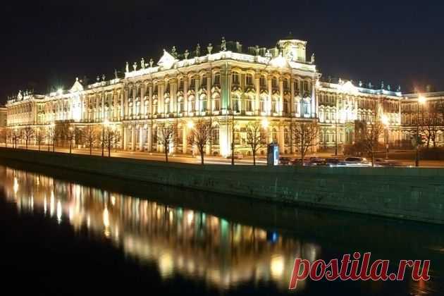 Зимний дворец в Санкт-Петербурге — памятник архитектуры русского барокко. Построен в середине 18 века итальянским архитектором Растрелли. Дворец долгое время (до 1918 года) был зимней резиденцией российских императоров. В 1880 году в Зимнем дворце был произведен взрыв с целью убийства Александра II, но ни император, ни члены его семьи не пострадали. В 1905 году перед Зимним дворцом была расстреляна мирная рабочая демонстрация, послужившая началом Революции 1905—1907. В 1922 всё здание было перед