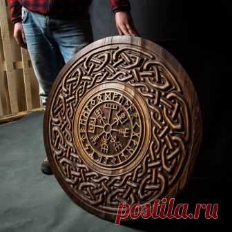 Щит викинга с руническим компасом Вегвизир