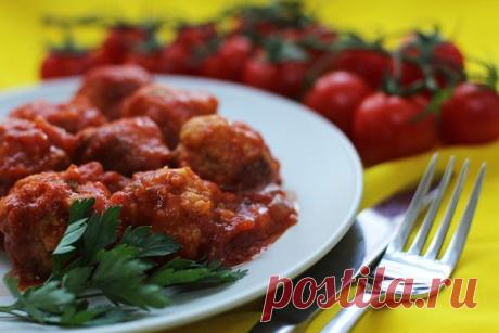 Рыбные фрикадельки в томатном соусе.