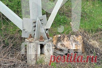 Сотрудники ФСБ прибыли к заминированной опоре ЛЭП в подмосковном Климовске. В подмосковном Климовске неизвестные заминировали опору линии электропередачи. На место происшествия прибыли сотрудники ФСБ и саперы. Подозрительную коробку от строительного утеплителя с проводами заметили прохожие. Она лежала у эстакады на въезде в город. Кинологи с собаками не нашли взрывчатых веществ.