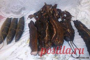 Рассол для копчения - это основа основ коптильного дела. Копченый аромат мяса всегда вызывает необыкновенное слюноотделение даже у самого сытого человека. Самое главное в копчении - подобрать правильный рассол для мяса. На этом этапе будет закладываться большая часть его вкусовых качеств. Успешное копчение подарит красивый цвет продукта, аппетитные запахи и просто удивительный вкус. Приготовленное в домашних условиях копченое мясо зазовет на трапезу всех соседей!
Ингредиенты на 1 кг продукта:
1