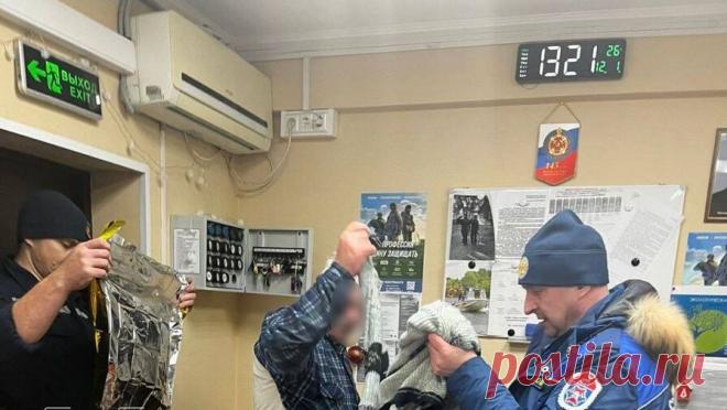 Рыбак упал в воду с надувной лодки на севере Москвы. В Москве мужчина упал в воду, когда ловил рыбу в пруду. Об этом сообщает Департамент по делам гражданской обороны, чрезвычайным ситуациям и пожарной безопасности столицы. Инцидент произошел 1 декабря на Большом Садовом пруду. Во время ...