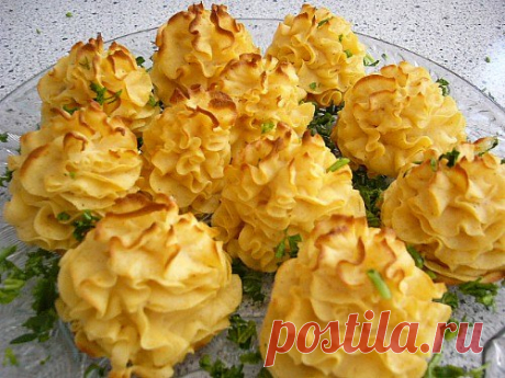 Картофельные розочки - Эфария Да, да, это картошка. Сама удивляюсь. А сделать это блюдо проще простого. Форма розочек прекрасно сохраняется. Можно готовить такие розочки с начинкой: грибной или мясной. -4 большиx картофеля сварить, сделать пюре, добавить соль, красный и черный молотые перцы, сливочное масло, сыр камамбер (можно заменить другим, лучше брать сыр кремистой текстуры, например крем-чиз или бри), и 1 взбитое