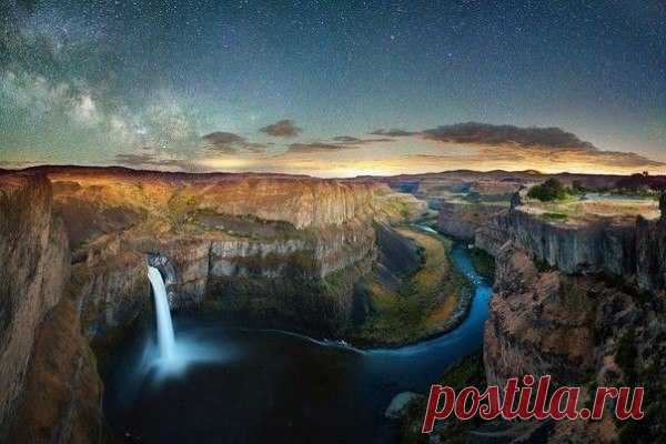 Млечный путь и звезды над водопадом Палоуз, Вашингтон / Физика невозможного!