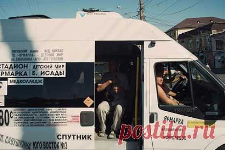 В российском городе маршрутка врезалась в жилой дом. В Астрахани пассажирская «Газель» врезалась в жилой дом. Об этом сообщили в управлении МВД по Астраханской области, передает ТАСС. По информации ведомства, авария произошла ночью, когда в маршрутке не было пассажиров. Пострадал водитель — его доставили в больницу с различными травмами, врачи не смогли его спасти.