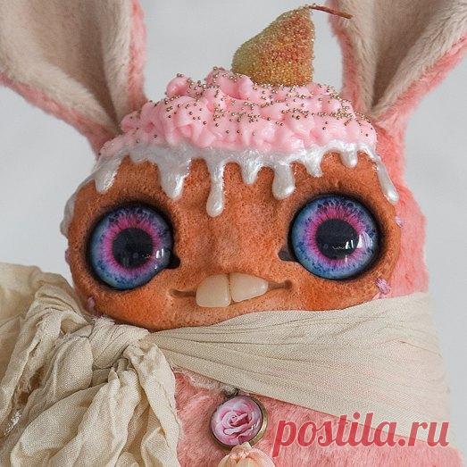 Крем-брюле мечтает познакомиться! 
И переехать к вам на ПМЖ.
Ростиком 23 см до макушки. Нежная и ласковая пыльная зайка прямо из кондитерской.
Стоимость билетика - летняя. 3600+ почтовые 200 руб. 

#иныеигрушкисвободны #sweetdustbunny #dustbunny #dustbunnies #пыльныекролики #пыльныезайки #монстр #ханики #пироженка #сладости #сладенькие #зайки #Attic #monsters #cake #sweets #rabbits #bunny #rabbit #светланамиронова #ssmironova #svetlanamironova #скидки @ Парк Сормовский