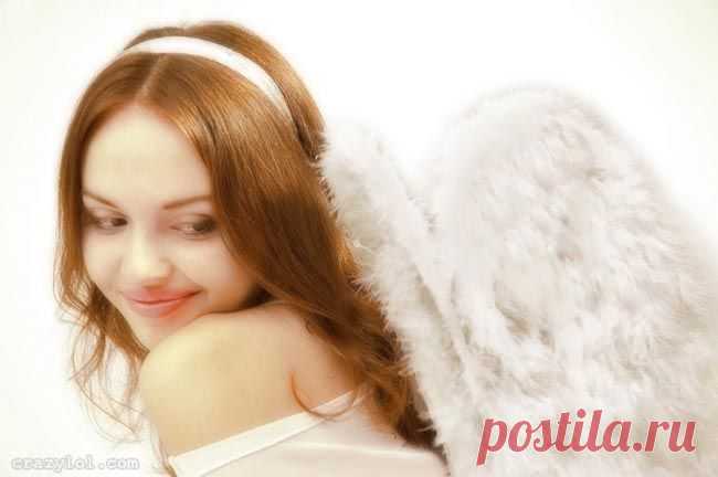 Когда накатывают волны гнева
И кажется, - любовь дает отбой, -
Взгляни в глаза мне -
И увидишь Небо,
Которое венчало нас с тобой.

И, если сможешь, - пересиль обиду
И сосчитай хотя б до десяти.
Рассмейся или улыбнись для виду.
И выдохнем друг другу мы -
"Прости..."