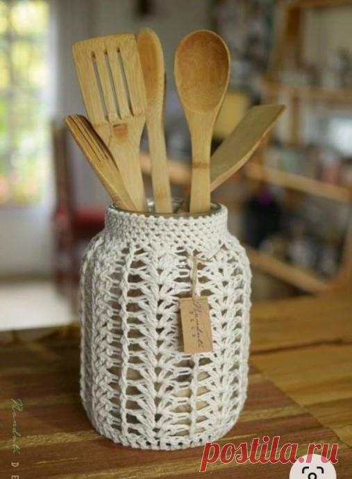 Обвязываем стеклянные банки и получаем оригинальные вазочки