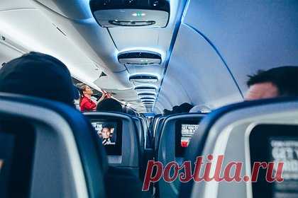 Стюардесса посоветовала отказаться от использования туалетной бумаги в самолете. Американская стюардесса Сьерра Мист (Cierra Mist) рассказала на видео в TikTok причину отказа от использования туалетной бумаги во время полета. Она пояснила, что в туалетных комнатах самолетов, как правило, туалетная бумага низкого качества: часто рвется в самый неподходящий момент.