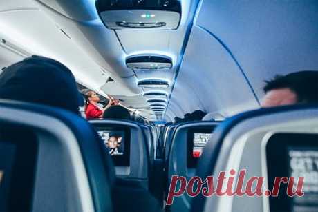 Стюардесса посоветовала отказаться от использования туалетной бумаги в самолете. Американская стюардесса Сьерра Мист (Cierra Mist) рассказала на видео в TikTok причину отказа от использования туалетной бумаги во время полета. Она пояснила, что в туалетных комнатах самолетов, как правило, туалетная бумага низкого качества: часто рвется в самый неподходящий момент.