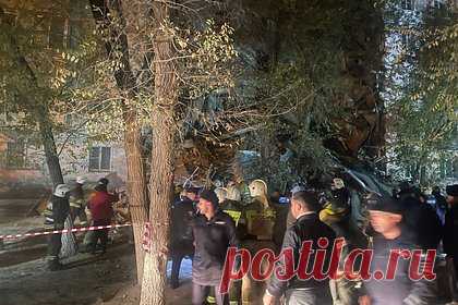 На месте обрушения части пятиэтажки в Астрахани объявили минуту тишины. На месте обрушения части жилой пятиэтажки в Астрахани объявили минуту тишины для поиска людей под завалами. Ранее сообщалось, что под обломками дома могут находиться люди. При этом, по данным МЧС, пятиэтажку самостоятельно покинули 213 человек, в том числе 37 детей, когда узнали о наличии трещины в здании.