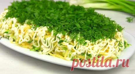 ВСЕ ПРОСТО К классической сельди под шубой привыкли все. Когда о ней заходит речь все коротко и любя называют ее просто «шубой», без добавлений слова сельдь и определения цвета «красный». Всем и так все понятно.

Мы предлагаем вам новый свежий весенний вариант всеми любимого салата — сельдь под зеленой шубой