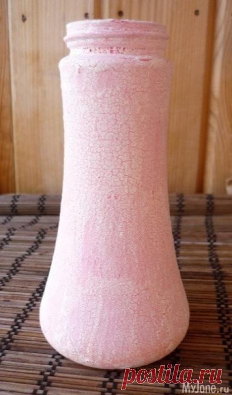 Ваза в стиле Шебби шик

Нам понадобятся: 

- бутылочка;
- клей ПВА;
- белая и розовая акриловая краска;
- трёхслойная салфетка с цветочным мотивом;
- матовый акриловый лак; 
- искусственный жемчуг;
- одношаговый кракелюрный лак;
- перламутровый контур. 

Чтобы обезжирить бутылку и удалить с неё пыль, надо протереть её поверхность тампоном, смоченным в ацетоне или спирте. Далее необходимо загрунтовать поверхность бутылки розовой акриловой краской.

Когда краска высохнет, по...