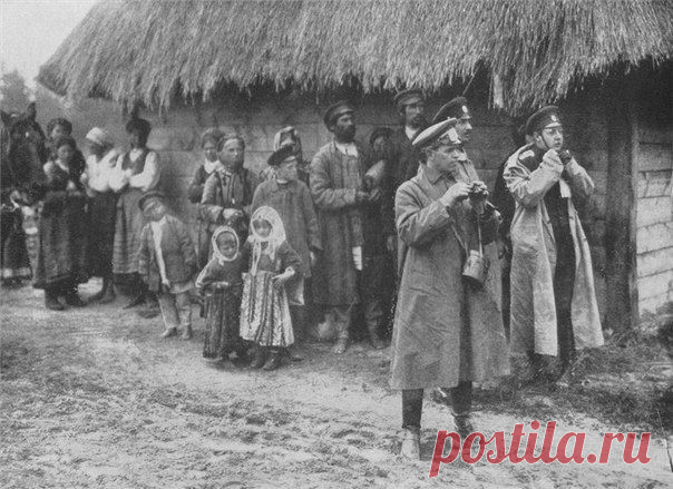 Русские офицеры и местные крестьяне наблюдают австрийскую бомбардировку. Первая мировая война / Историческая справка