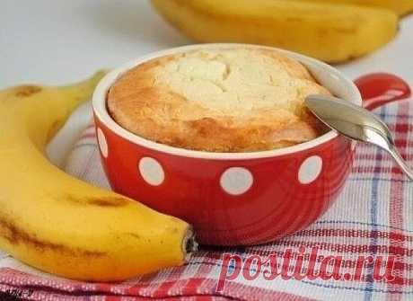 Это очень легкое и вкусное блюдо(в нем нет манки и крахмала) готовится мгновенно, что немаловажно для завтрака

Ингредиенты:

1 пачка творога(250гр)
1 яйцо +1 белок
2 ст. л. сахара
1 груша и 1 банан (фрукты можно добавлять любые,на ваш вкус)

Приготовление:

Яйца взбиваем с творогом, добавляем сахар и нарезанные кубиками фрукты и на 3 мин. в микроволновую печь (у меня 750Ватт). У кого печка мощнее, время приготовления сокращайте.
Форму выбирайте с высокими бортиками, суфле...
