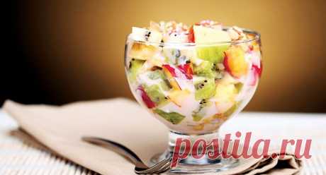 Фруктовый салат с йогуртом – 10 рецептов Вкусные десерты не обязательно должны быть калорийными. Так, фруктовый салат с йогуртом могут позволить себе даже те, кто придерживается низкокалорийной диеты. А если проблем с фигурой нет, то такое сладкое блюдо можно приготовить с калорийными добавками – с зефиром, шоколадом или печеньем.