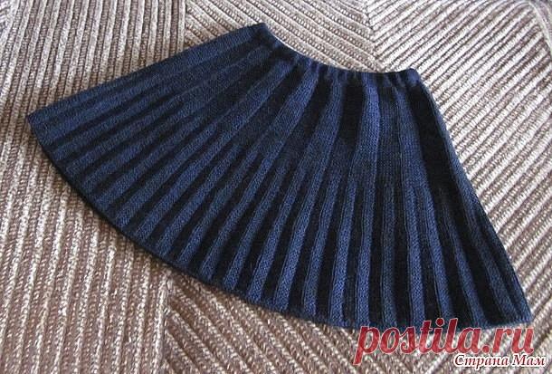 ЮБКА ШКОЛЬНАЯ
Автор  Hlada
Пряжа семеновская Лидия ( 50% шерсть, 50% акрил, 1613м/100г) в 4 нити (3 черных и 1 темно-синяя). Спицы 2. Расход пряжи 140г.
Размер (объем) верх 52 см, низ 140 см. Длина юбки 32 см.
Рисунок - складки платочной вязкой.
 

КАК ВЯЗАЛА.

Вязала сверху.
Набрала 182 петли (плотность 34,3 петли в 10 см) - 15 клиньев по 12 п + 2 краевые.
Пояс вязала чулочной вязкой примерно 4-5 см (потом подогнуть, пришить и вставить туда резинку-вздёжку).
Потом перешла...