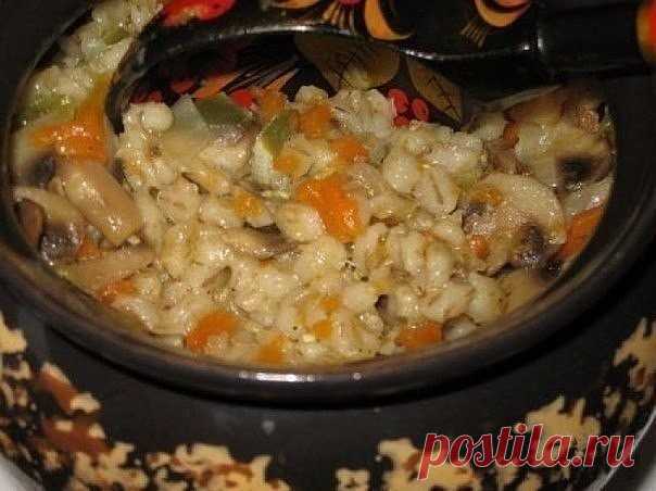 Перловая каша, да не простая

Берем:

Перловая крупа = 1 стакан.
Сливочное масло = 50 г.
Грибы шампиньоны = 300 г.
Морковь = 1 шт.
Лук = 1 шт.
Паприка = 1 ч.л.
Лавровый лист = 2 шт.
Соль, перец по вкусу.

Готовим:

Перловку замочим в воде часа на 4, воду сольем, зальем чистой и сварим в подсоленной воде практически до готовности. Добавим масло и паприку.

Грибы нарежем пластинками и обжарим на растительном масле.

Нарежем лук полукольцами, морковь натрем на крупной терке.
...