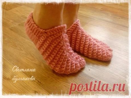 Тапочки - следки

Связаны по вот этому описанию, только резинка простая заменена на шотландскую

"Набираем три петли и в каждом ряду добавляем около средней по петле с каж. стор.
Вяжем резинкой до тех пор пока на спицах будет 61петли
Делим на 25 11 25 и вязать средние 11 петель убавляя с кажд. стороны по петле( как пятка на носке)
Когда останутся только 11 п. набираем по краю с каждой стороны по 12 петель и вяжем первые и последние 5 пет. платочной , до стопы лиц.
Вязать п...
