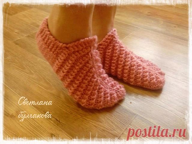 Тапочки - следки

Связаны по вот этому описанию, только резинка простая заменена на шотландскую


