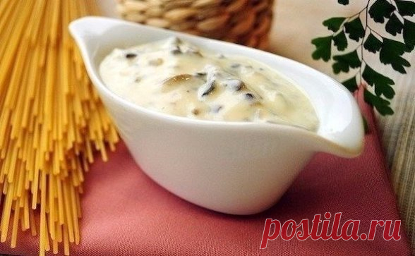 Самые вкусные соусы
1. Сацебели
Ингредиенты:
- Томатная паста (густая) — 200 г
- Вода — 200 г
- Кинза — 2 пуч.
- Чеснок — 4-5 зуб.
- Аджика (не соус, а приправа в баночке) — 1 ч. л.
- Уксус (столовый) — 1 ч. л.
- Соль (по вкусу) — 1 ч. л.
- Перец чёрный (молотый) — 0,25 ч. л.
- Хмели-сунели — 1 ст. л.
Приготовление:
Режем кинзу мелко, добавляем к зелени чеснок, продавленный через чеснокодавилку, столовую ложку с верхом хмели-сунели, уксус, перец и аджику. Добавляем томат и перемешиваем. Доб