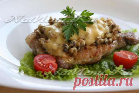 Жареная свинина с грибами и сыром