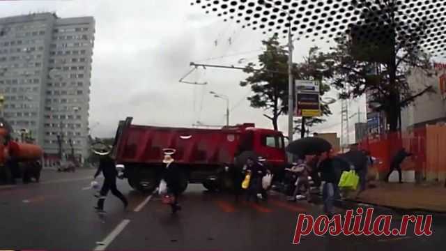 В Интернете сегодня появилось видео ДТП на востоке столицы, которое могло закончиться трагедией - Первый канал