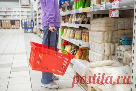 Россияне поддержали идею помогать пенсионерам почти просроченными продуктами. Большинство россиян (71 процент) одобрили идею появления в магазинах «социальных полок» с товарами с истекающим сроком годности для пенсионеров и других уязвимых групп населения. Против инициативы высказались 17 процентов, одним из основных доводов стал: «нужно пенсии повышать, а не просрочку продавать».