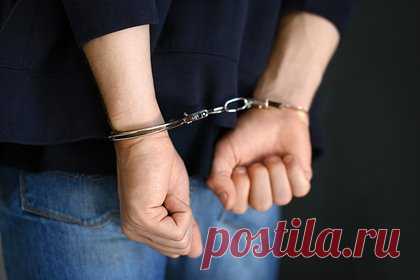 Молодой россиянин избил и пристегнул наручниками к турнику 13-летнего подростка. В Сыктывкаре задержали 18-летнего юношу за нападение на 13-летнего подростка. 20 апреля на лыжной базе фигурант заподозрил мальчика в краже. Он стал обвинять школьника, а после избил. Затем молодой человек пристегнул наручниками к турнику потерпевшего и сбежал. По факту произошедшего возбуждено дело.